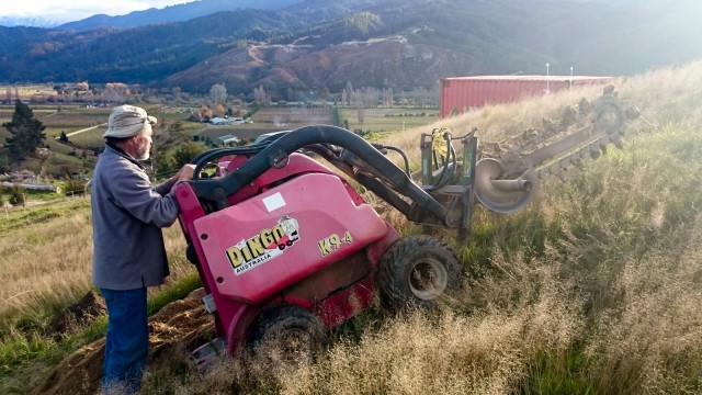 "Dingo" cuts a trench of about 1 meter