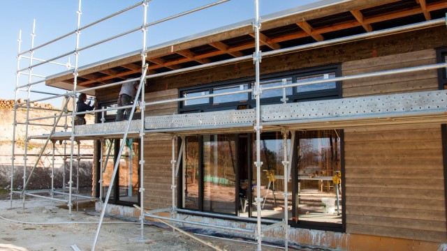 Finishing the last bits of the cladding. The upper boards are darker as they are already painted twice.