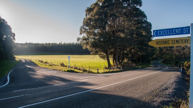 This 'excellent street' is actually a coarse gravel road :)