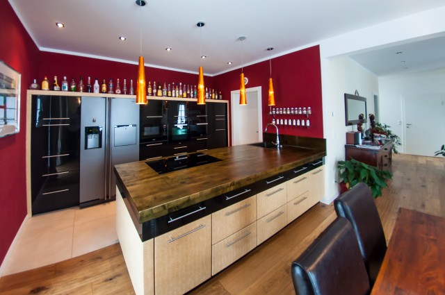 Kitchen in black glass and leather