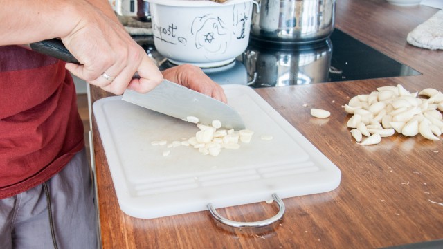 Cut the cloves in thin slices